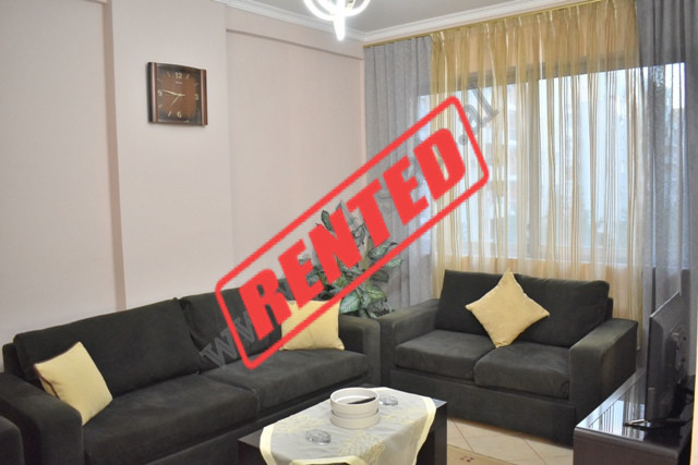 Apartament 1+1 me qira ne rrugen Teodor Keko ne zonen e Astirit ne Tirane.
Pozicionohet ne katin 3 